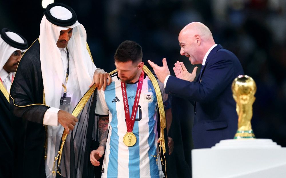 Por qué el Emir de Qatar le puso una túnica a Messi, cómo se llama y qué significa