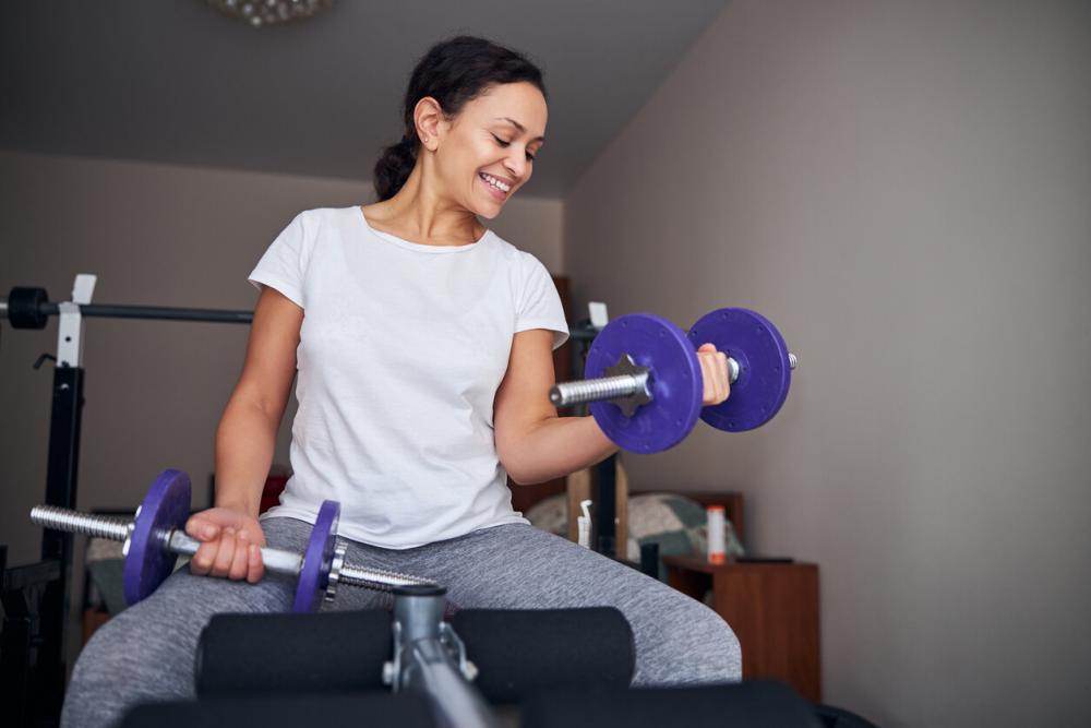 Por qué levantar pesas es fundamental para las mujeres antes y después de la menopausia (más que los ejercicios de movilidad).