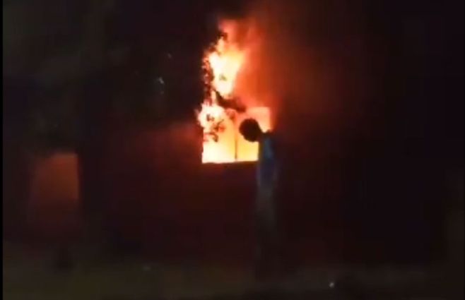 Incendio deja a mujer sin vida y niña es rescatada de las llamas.