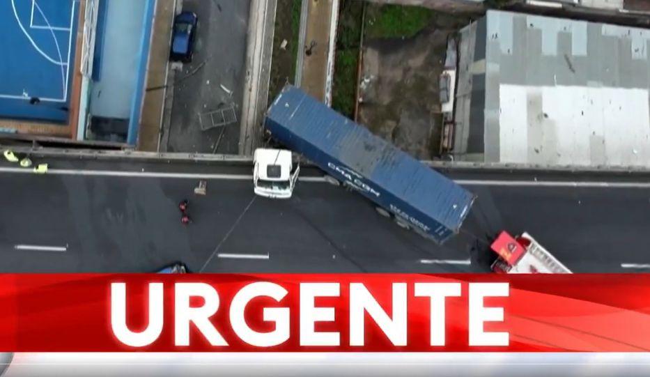 Un camión quedó colgado de una autopista en Buenos Aires.