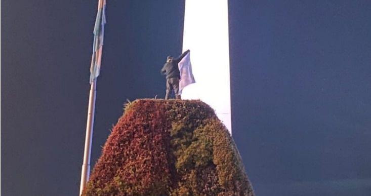 Hincha se subió a las letras del Obelisco a festejar, cayó y murió.