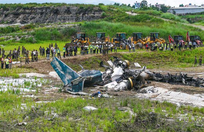 Un avión en Nepal se estrelló y fallecieron 18 personas.