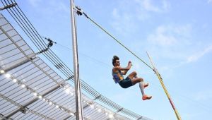 Armand Duplantis volvió a superar su récord mundial en salto con garrocha