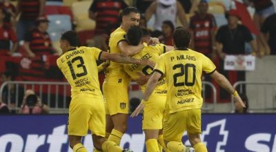 Peñarol enfrenta a Flamengo por el pase a semifinales.